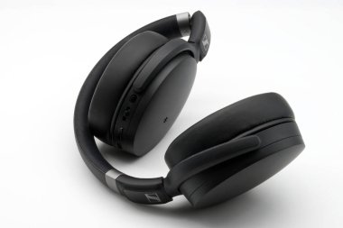 Bologna - İtalya - 14 Nisan 2023: Sennheiser HD 450BT Kablosuz Kulaklıklar beyaz arkaplanda izole edildi.