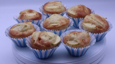 Apple Muffin ekranda dönen beyaz arkaplanda izole edildi.