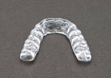 Geceleri dişleri gıcırdatmamak için ısırık tabağı. Mobil ortodontik aygıt.