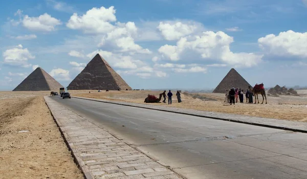 2023年3月17日 吉萨高原主要金字塔的景观 猎食金字塔 切弗伦金字塔和迈塞里诺斯金字塔 — 图库照片