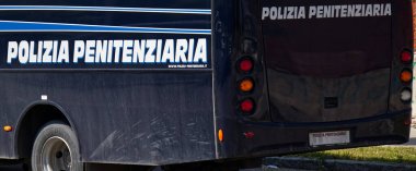 Bologna - İtalya - 7 Mayıs 2023: Cezaevi polis minibüsü, Polizia Penitenziaria, Bologna şehir parkında. İtalya.