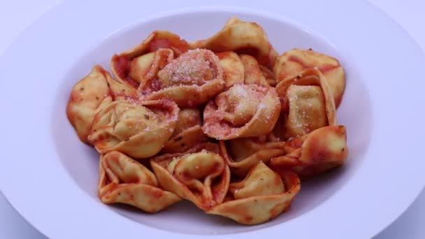 Ιταλικά Τορτελόνια Σάλτσα Ντομάτας Και Παρμεζάνα Ρεγιάνο — Αρχείο Βίντεο