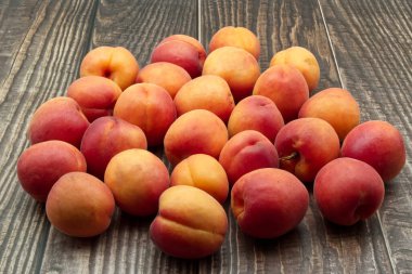 Tahta masada izole edilmiş taze kayısı.