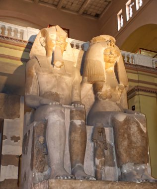 Kahire, Mısır - 18 Mart 2023: Amenhotep III ve eşi Tiye 'nin heykeli. Kahire 'deki Mısır Müzesi.
