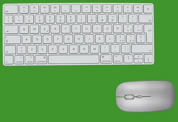 白色键盘和鼠标隔离在绿色背景上 顶部视图 — 图库照片