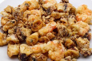 İtalyan usulü Fritto misto di pesce, kızarmış balık, karides, kalamar ve ahtapot kızartması. Yakın plan.