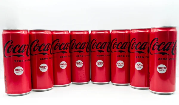 Болонья Италия Ноября 2022 Ряд Кока Колы Изолированы Белом Фоне — стоковое фото