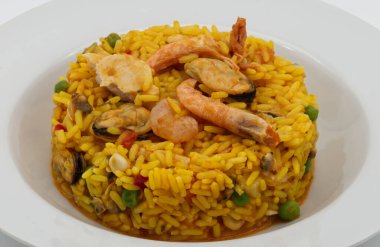 Beyaz tabakta deniz mahsullü İtalyan pilavı..