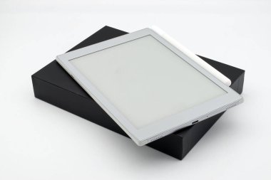 Ebook Tablet Okuyucu beyaz arkaplanda izole edildi.