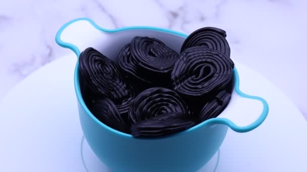 Savoureux Bonbons Réglisse Noirs Sur Fond Marbre Blanc — Video