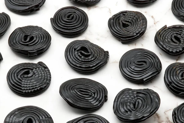 Savoureux Bonbons Réglisse Noirs Sur Fond Marbre Blanc — Photo