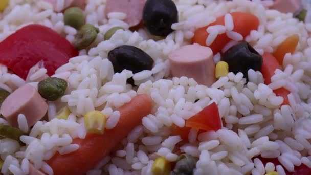 冷たいサラダ 健康的な夏の食べ物の概念 — ストック動画