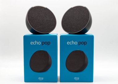 Bolonya - İtalya - 13 Temmuz 2023 Amazon Echo Pop. Alexa, sanal AI asistanı..
