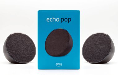 Bolonya - İtalya - 13 Temmuz 2023 Amazon Echo Pop. Alexa, sanal AI asistanı..