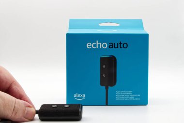 Bologna - İtalya - 16 Temmuz 2023: Amazon Echo Auto. Ayarlanabilir araba havalandırması. Alexa, arabanda sanal yapay zeka var.. 