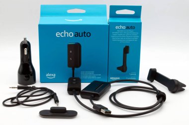 Bologna - İtalya - 16 Temmuz 2023: Amazon Echo Auto. Ayarlanabilir araba havalandırması. Alexa, arabanda sanal yapay zeka var.. 