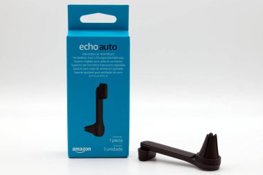 Bologna - İtalya - 16 Temmuz 2023: Amazon Echo Auto. Ayarlanabilir araba havalandırması. Alexa, arabanda sanal yapay zeka var.. 