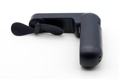 Mini Elle Pervane beyaz arkaplanda izole.