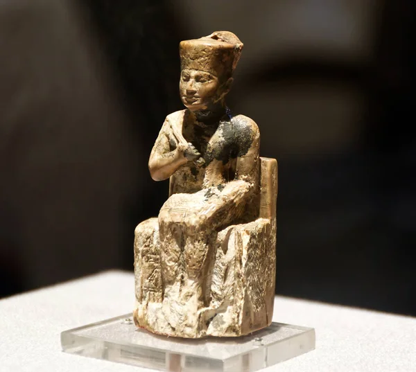 Kahire, Mısır - 18 Mart 2023 Kral Khufu 'nun heykeli. Kahire 'deki Mısır Müzesi.
