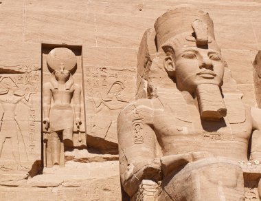 Abu Simbel tapınağındaki Firavun II. Ramses 'in ana heykelleri. Mısır