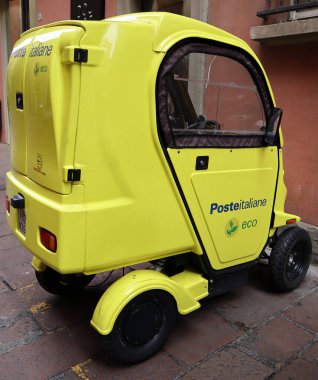 Bologna - İtalya - 30 Aralık 2021: Poste Italiane tarafından kullanılan elektrikli posta aracı. Bologna. İtalya