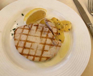 Kızarmış patatesli hindi (Arrosto di tacchino con patate al forno).