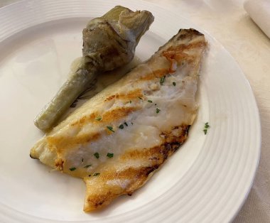 Enginarlı ızgara levrek fileto (Filetto di branzino con carciofi). İtalyan lokantası mutfağı