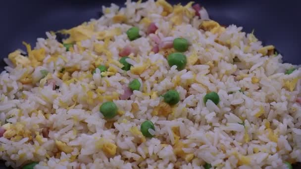 Kantonese Rijst Een Zwarte Schotel Draaiend Tentoongesteld — Stockvideo