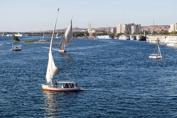 フェルカはナイル川を航行する エジプト ストックフォト