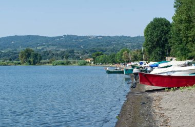 Viterbo - İtalya - 22 Ağustos 2023: Bolsena Gölü manzarası. İtalya.