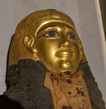 Kahire, Mısır - 18 Mart 2023: Eski Mısır mumyası altınla kaplıydı. Altın çocuk. Kahire 'deki Mısır Müzesi.