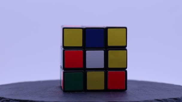 Болонья Италия Октября 2023 Года Кубическая Головоломка Рубика Вращается Проигрывателе — стоковое видео