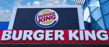 Bolonya - İtalya - 23 Eylül 2023: Burger King Perakende Fast Food. Burger King çok uluslu bir fast food şirketi.
