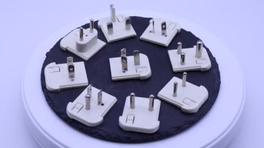 Farklı ülkeler için elektrik prizi adaptörleri koleksiyonu.
