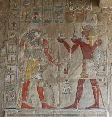 Luxor - Mısır - 20 Mart 2023: Karnak Tapınağında antik tablolar ve hiyeroglifler. Mısır