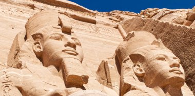 Abu Simbel - Mısır - 20 Mart 2023: Abu Simbel tapınağındaki Ramses II 'nin büyük heykelleri. Mısır.