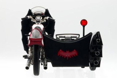 Bologna - İtalya - 24 Ekim 2023: Beyaz arka planda izole edilmiş sepetli Batman Batcycle. Batcycle diecast replikası 1966 Batman Filmi 'nden 1: 18 skalası.