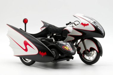 Bologna - İtalya - 24 Ekim 2023: Beyaz arka planda izole edilmiş sepetli Batman Batcycle. Batcycle diecast replikası 1966 Batman Filmi 'nden 1: 18 skalası.