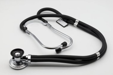 Tıbbi steteskop beyaz arkaplanda izole edildi.