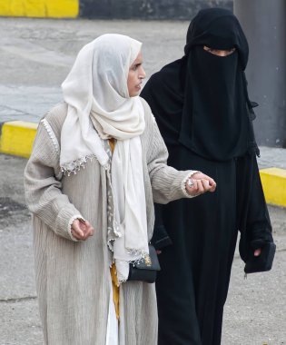 Kahire - Mısır - 17 Mart 2023: Eski Kahire pazarında yürüyen Müslüman kadınlar