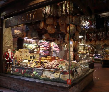 Bologna - İtalya - 28 Aralık 2022: Bologna 'daki geleneksel İtalyan Noel gıda mağazası La Baita' nın vitrini. Geleneksel Noel lezzetleri.