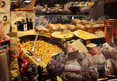 Bologna - İtalya - 28 Aralık 2022: Farklı İtalyan Noel yemekleri içeren gösteri.