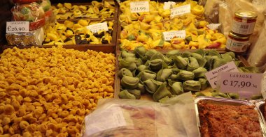 Bologna - İtalya - 28 Aralık 2022: Farklı İtalyan Noel yemekleri içeren gösteri. Geleneksel Noel lezzetleri