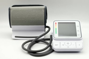 Otomatik tansiyon monitörü. Elektronik tonometre. Dijital sphygmomanometre. Sağlık kavramı.