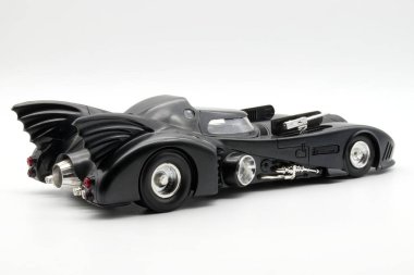 Bologna - İtalya - 31 Ekim 2023: Batmobile Plastik Model Kopyası 1989 Batman Filmi