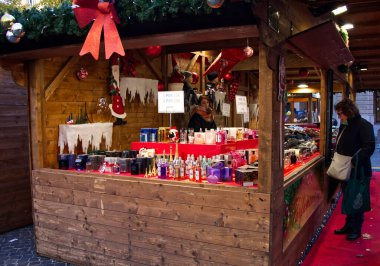 Bolonya - İtalya - 25 Kasım 2023: Fransız Noel Pazarı Bologna 'da. Mercatino Francese, Piazza Minghetti. Bolonya, İtalya.