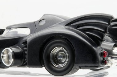 Bologna - İtalya - 31 Ekim 2023: Batmobile Plastik Model Kopyası 1989 Batman Filmi
