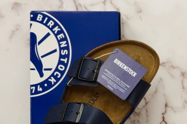 Bolonya - İtalya - 18 Aralık 2023 kahverengi deri Birkenstock mantar sandaletleri. Mermer arkaplan