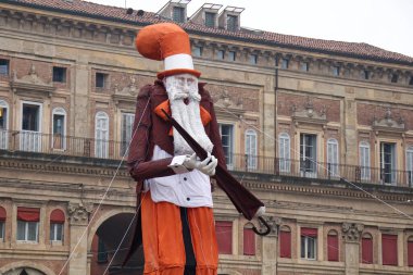 Bologna - İtalya - 31 Aralık 2023: Il Vecchione di Bologna. Karikatürist Igort 'tan Morvo. Geçen yılı temsil eden büyük bir simülasyon yılbaşı gecesi Bologna 'nın ana meydanında yakıldı. İtalya.