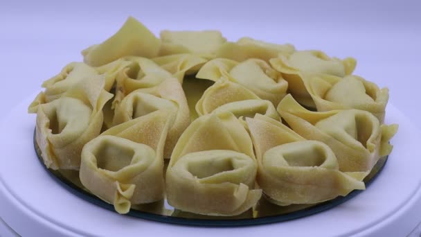 新鲜的生托特洛尼 意大利面和欧芹放在转盘上 意大利传统烹饪 — 图库视频影像